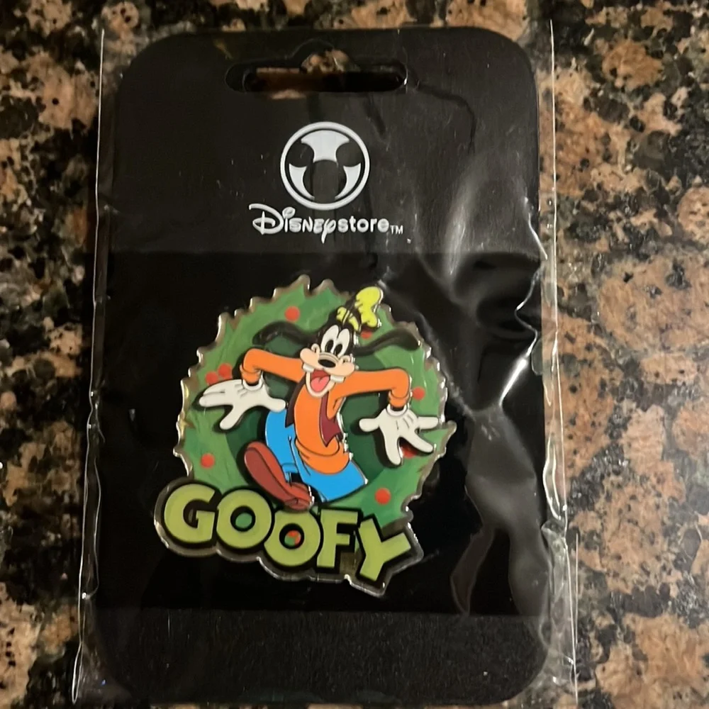 Goofy Christmas Pin NWOT